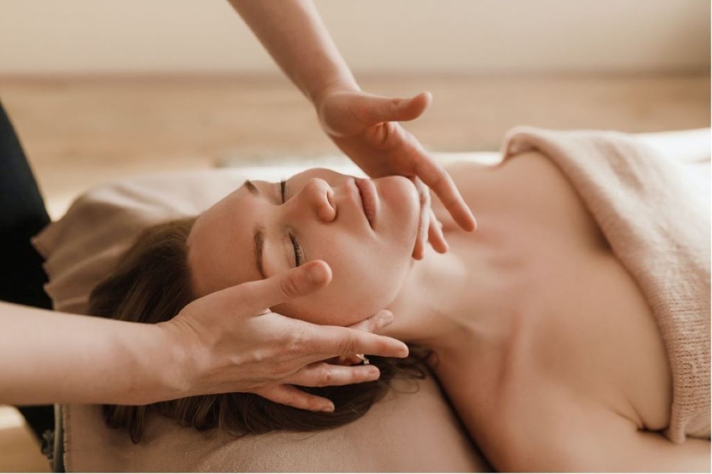 How Do Assistive Devices Help During a Spa Day?